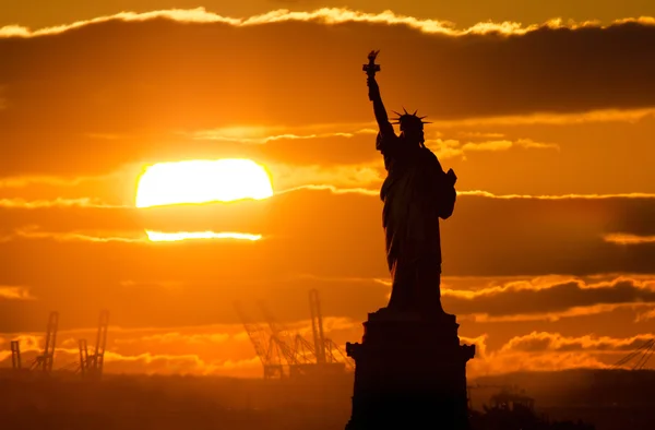 Vrijheidsbeeld bij zonsondergang — Stockfoto