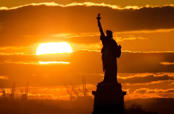 Statua Wolności o zachodzie słońca — Zdjęcie stockowe