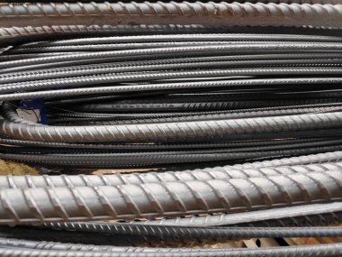 Bangalore, Hindistan - 23 Eylül 2021: Hindistan 'ın Bangalore kentindeki inşaat alanında güçlendirilmiş çelik çubuklar veya demirler. İnşaat ve emlak faaliyetleri son yıllarda bunalımda.. 