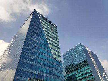 Hyderabad, Hindistan - 1 Ekim 2021: JP Morgan Chase & Co ve Hyderabad Hindistan 'daki mavi gökyüzüne karşı diğer modern ofis binaları