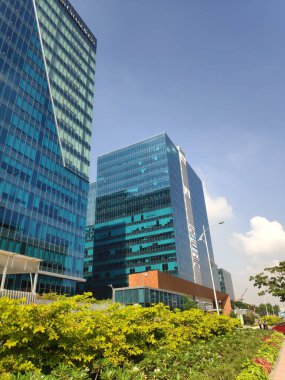 Hyderabad, Hindistan - 1 Ekim 2021: JP Morgan Chase & Co ve Hyderabad Hindistan 'daki mavi gökyüzüne karşı diğer modern ofis binaları