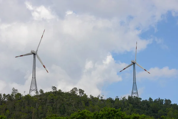 Ветроэнергетические Турбины Башнях Установлены Холмах Выработки Электроэнергии — стоковое фото