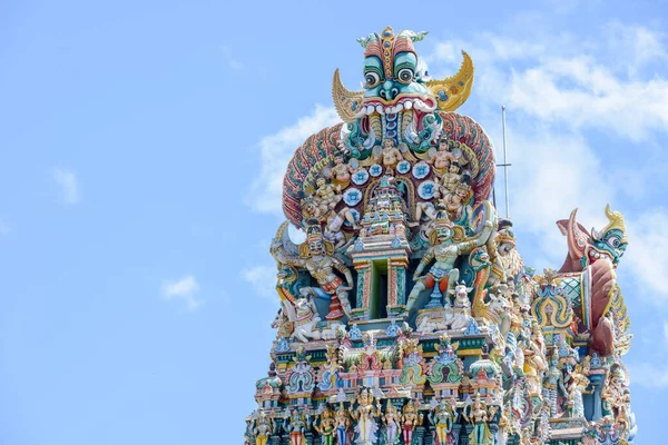 Hindistan 'ın güneyindeki Tamil Nadu eyaletindeki Madurai' deki güzel Meenakshi Amman Tapınağı putlara ve dekorasyona yakın.