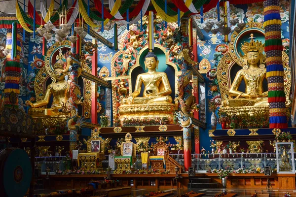 金の装飾的な偶像を持つ仏教寺院の内部 — ストック写真