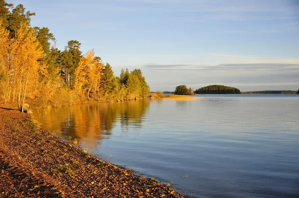 Lugna sjön reflektion — Stockfoto