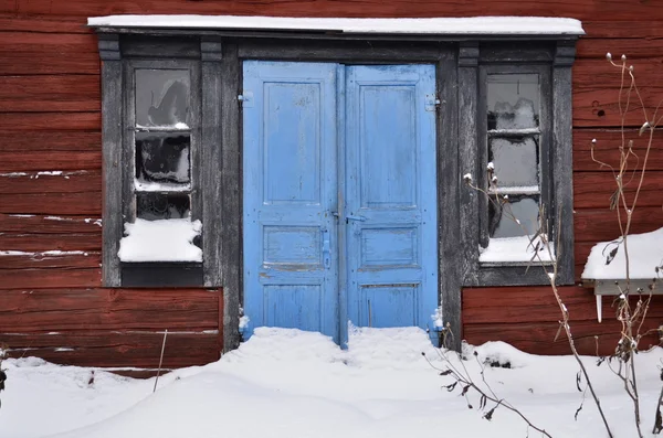 Rött hus med blå dörrar — Stockfoto