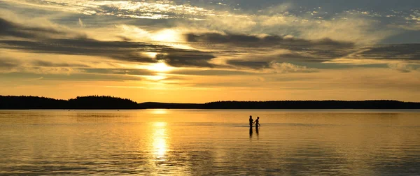 Lugna sjön reflektion — Stockfoto