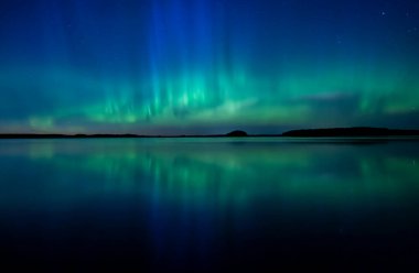 İsveç (Aurora borealis sakin göl üzerinde Kuzey ışıkları doğal görünümünü)
