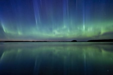 İsveç (Aurora borealis sakin göl üzerinde Kuzey ışıkları doğal görünümünü)