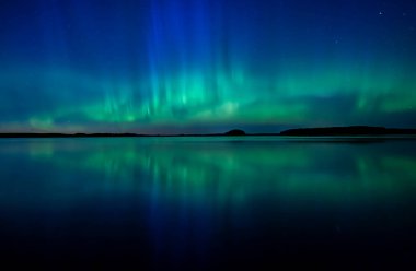 İsveç (Aurora borealis sakin göl üzerinde Kuzey ışıkları doğal görünümünü)