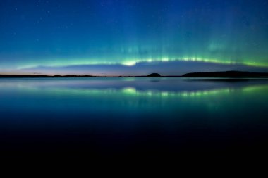 İsveç (Aurora borealis sakin göl üzerinde Kuzey ışıkları doğal görünümünü)