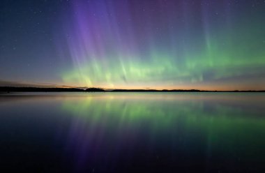 İsveç (Aurora borealis sakin göl üzerinde Kuzey ışıkları doğal görünümünü)