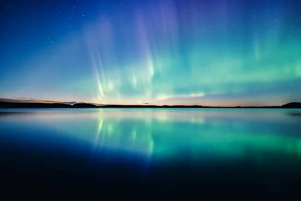 Vista Panorámica Las Luces Del Norte Sobre Lago Tranquilo Suecia —  Fotos de Stock