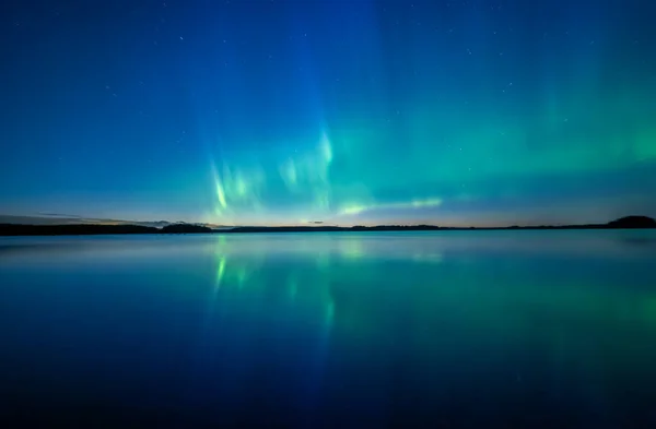 Malerischer Blick Auf Nordlichter Über Den Ruhigen See Schweden Polarlichter — Stockfoto