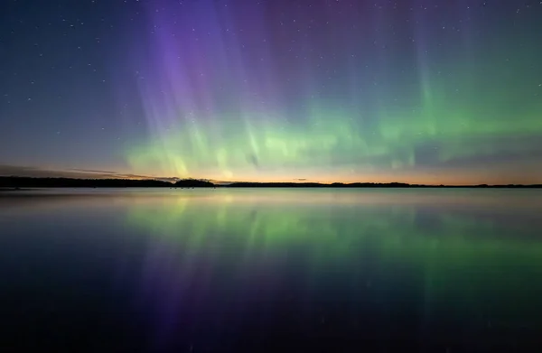 Vista Panorámica Las Luces Del Norte Sobre Lago Tranquilo Suecia —  Fotos de Stock