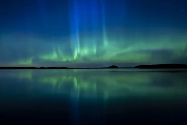 Vista Panorâmica Das Luzes Norte Sobre Lago Calmo Suécia Aurora — Fotografia de Stock