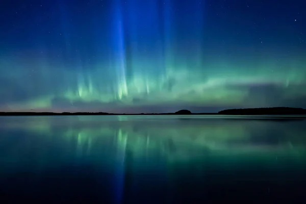 Vista Panorâmica Das Luzes Norte Sobre Lago Calmo Suécia Aurora Imagens De Bancos De Imagens