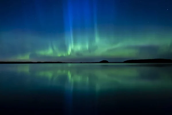 Sveç Aurora Borealis Sakin Göl Üzerinde Kuzey Işıkları Doğal Görünümünü Stok Resim