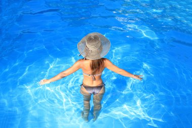 genç kadın bir havuz keyfi
