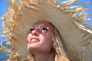 Kız şapka ile tropikal bir plajda