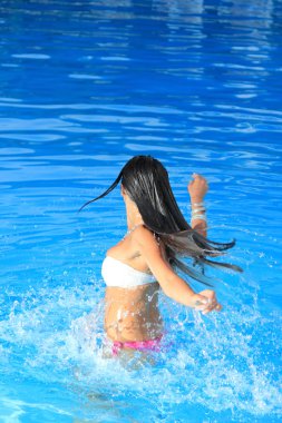 havuzda dinlendirici güzel bir kadın