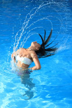 havuzda dinlendirici güzel bir kadın