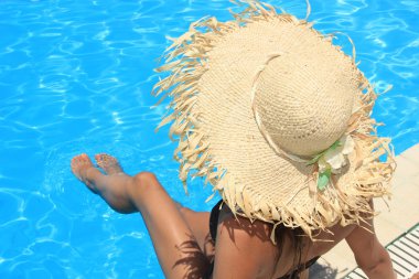 genç kadın bir havuz keyfi