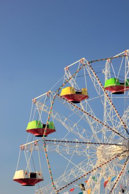 Mavi gökyüzüne karşı dönme dolap