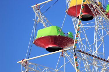 Mavi gökyüzüne karşı dönme dolap