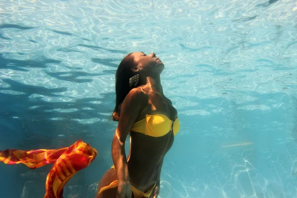 Mujer bajo el agua — Foto de Stock