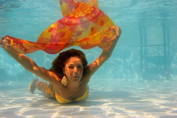 Frau unter Wasser — Stockfoto