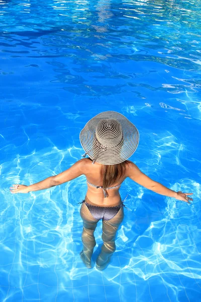 Jeune femme bénéficiant d'une piscine — Photo