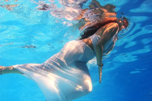 Woman wearing a white dress underwater — Stock Photo, Image