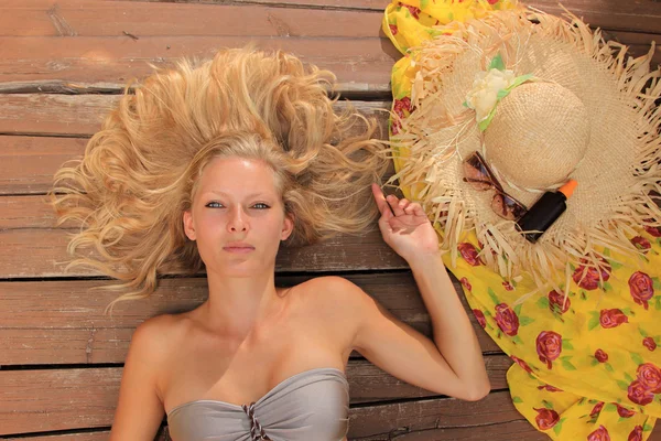 Retrato de beleza da mulher na praia — Fotografia de Stock