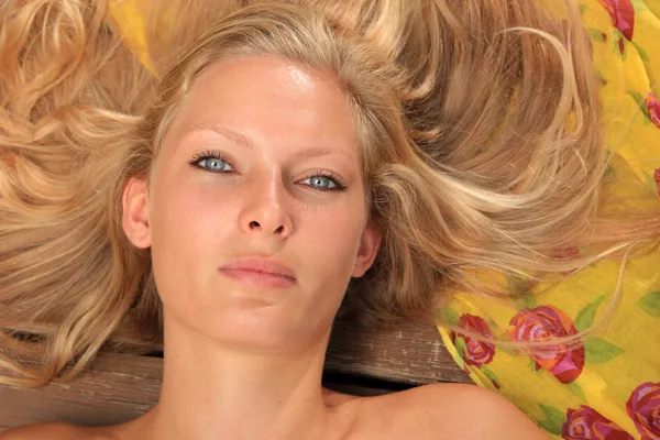 Retrato de beleza da mulher na praia — Fotografia de Stock