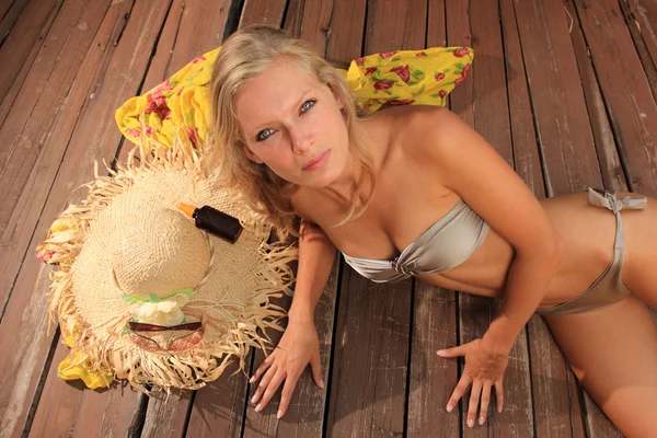 Portret van de schoonheid van de vrouw op het strand — Stockfoto