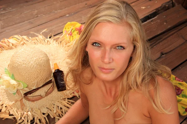 Retrato de belleza de mujer en la playa —  Fotos de Stock