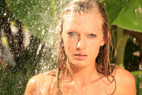 Mujer en palmas de ducha tropicales alrededor —  Fotos de Stock