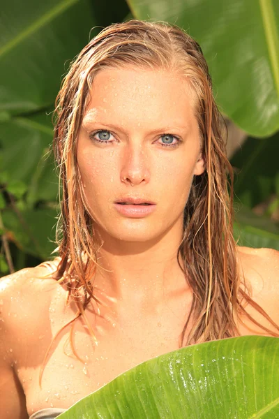 Vrouw in tropische douche palmen rond — Stockfoto