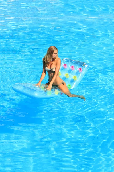 Femme relaxante dans une piscine — Photo