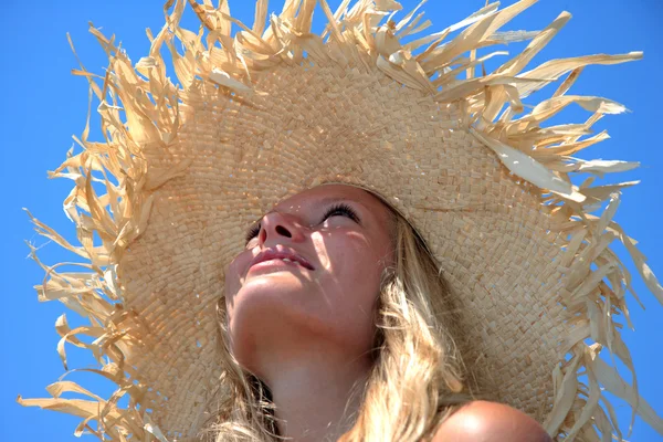 Дівчина на тропічному пляжі з капелюхом — стокове фото