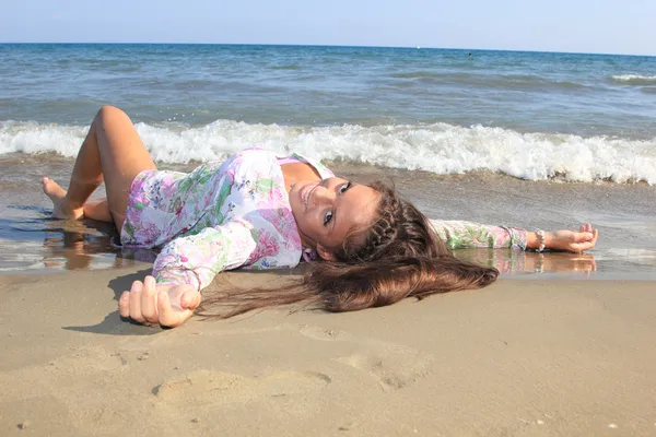 Mujer joven en el mar — Foto de Stock