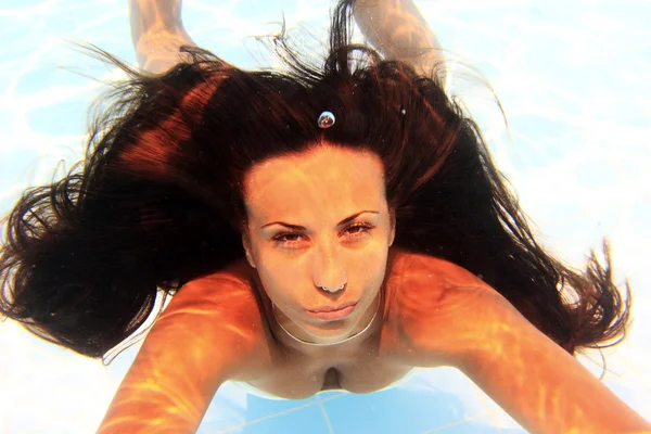 Mujer nadando bajo el agua — Foto de Stock