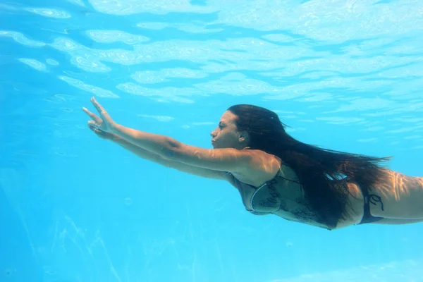 Donna che nuota sott'acqua — Foto Stock