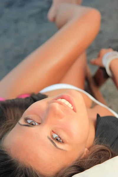 Chica en una playa tropical — Foto de Stock