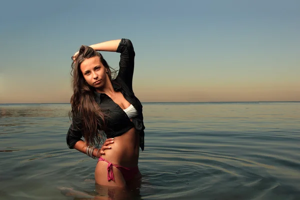 Girl on a tropical beach — Stock Photo, Image