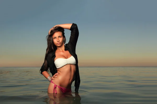 Ragazza su una spiaggia tropicale — Foto Stock