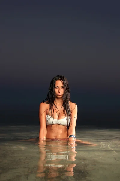 Mädchen an einem tropischen Strand — Stockfoto