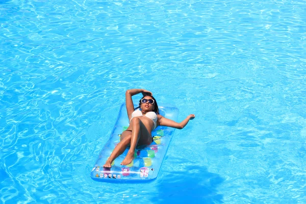 Mulher relaxante em uma piscina — Fotografia de Stock