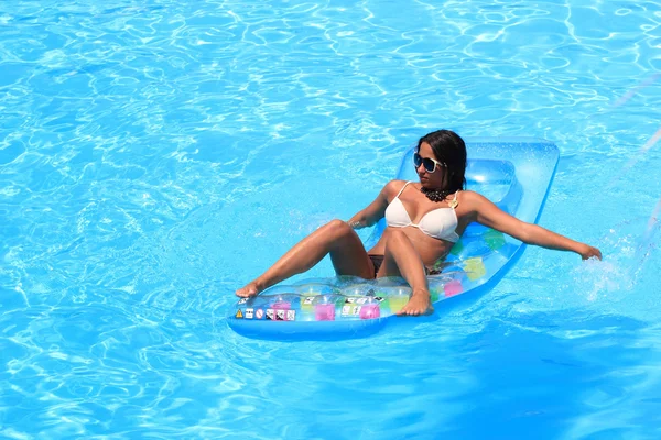 Femme relaxante dans une piscine — Photo